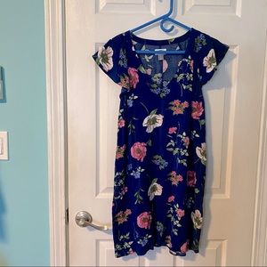 EUC v-neck floral shift dress with flutter sleeves